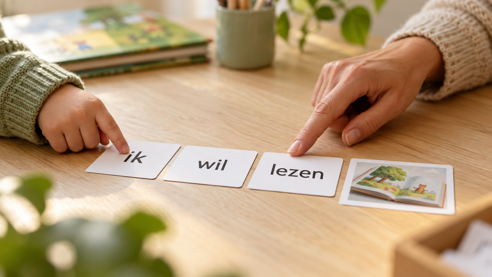 Sfeerbeeld: een kind en een begeleider wijzen samen woorden aan op leeskaartjes.